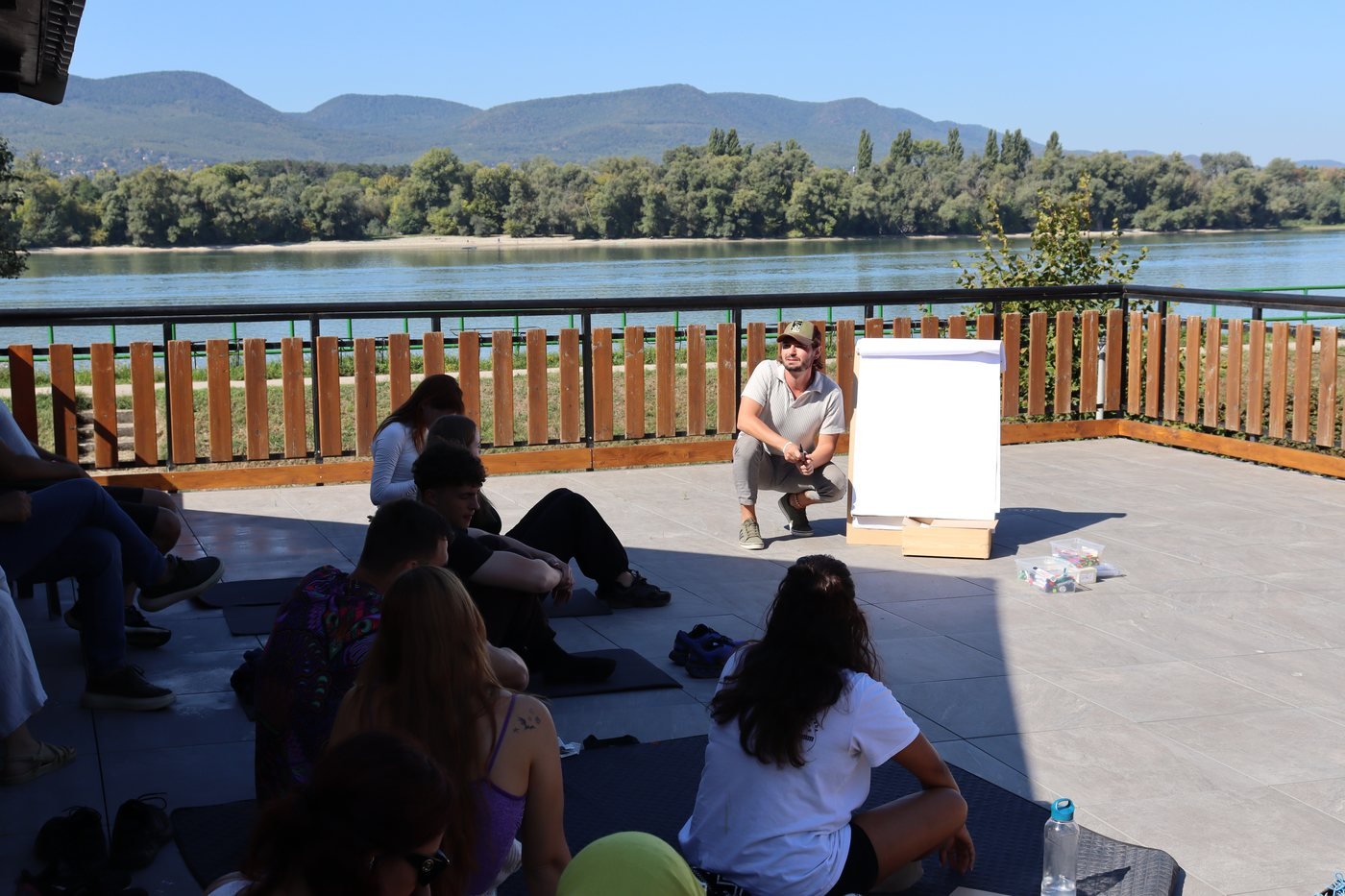 Jesús Fernández Prieto facilitando una sesión con un grupo de personas jóvenes sentadas en el suelo